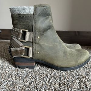 SOREL suede hunter green boots!